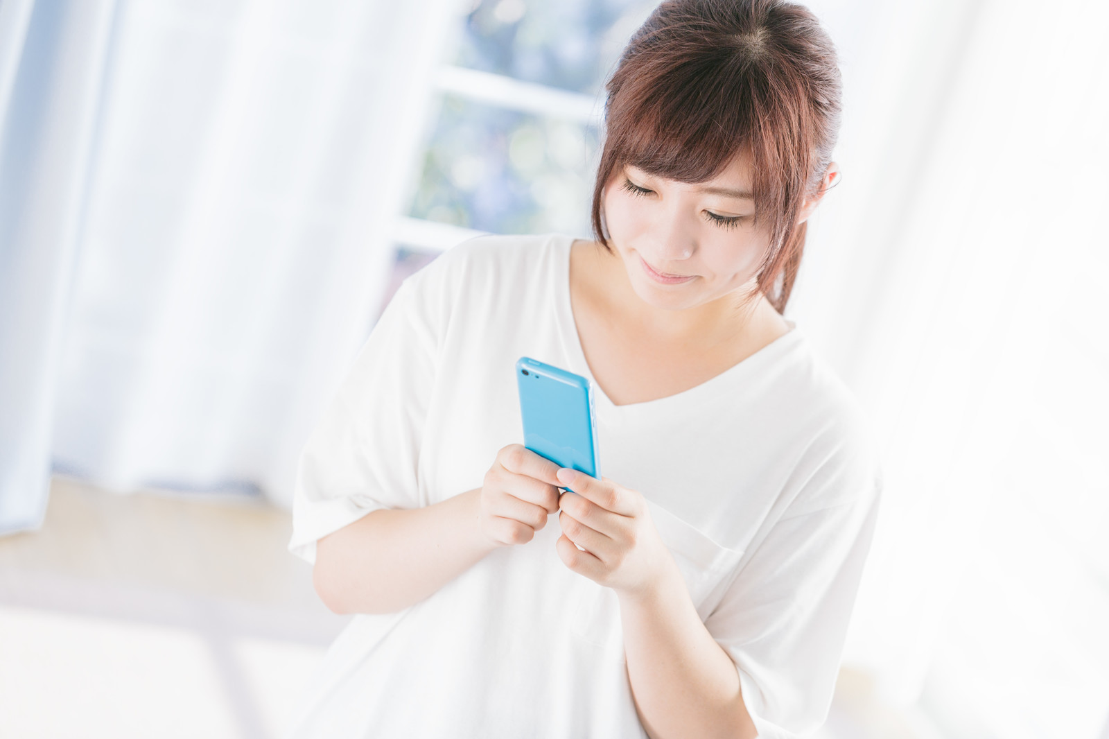 girl-iphone-linemobile 【保存版】LINEモバイルでiPhone SEをセット購入から回線開通までの全手順